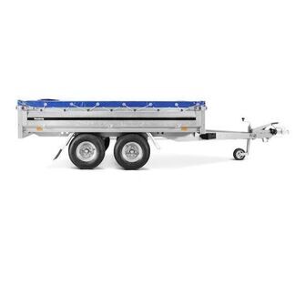 Brenderup 3251 STB - 1000 kg. Traileren ses fra siden med blå presenning monteret